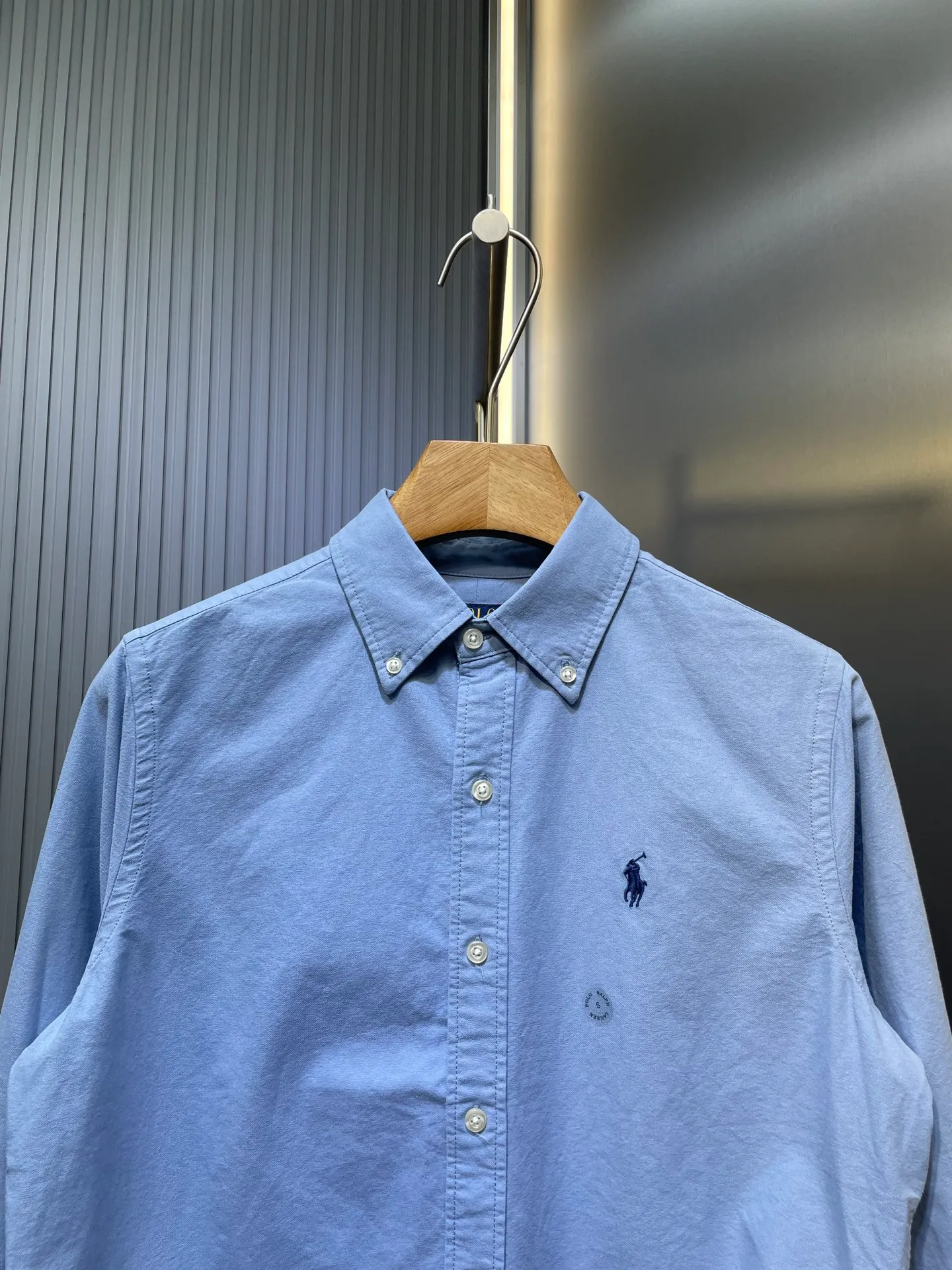 P370 Ralph Lauren 🌟 War Horse solid color shirt, macaron color, white upper body, loose fit, contrasting embroidery design on the cuffs and chest, button closure, can be paired with a skirt of the same color Size: xs-xl